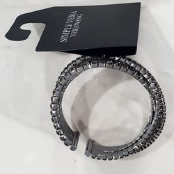 Simply Vera Vera Wang Black Chain Bangle Bracelet New with tag

Product Details
Glam up your look with this black chain bangle bracelet from Simply Ve