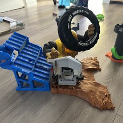 Hot Wheels Mega Wrex Versus Crushzilla Takedown Playset