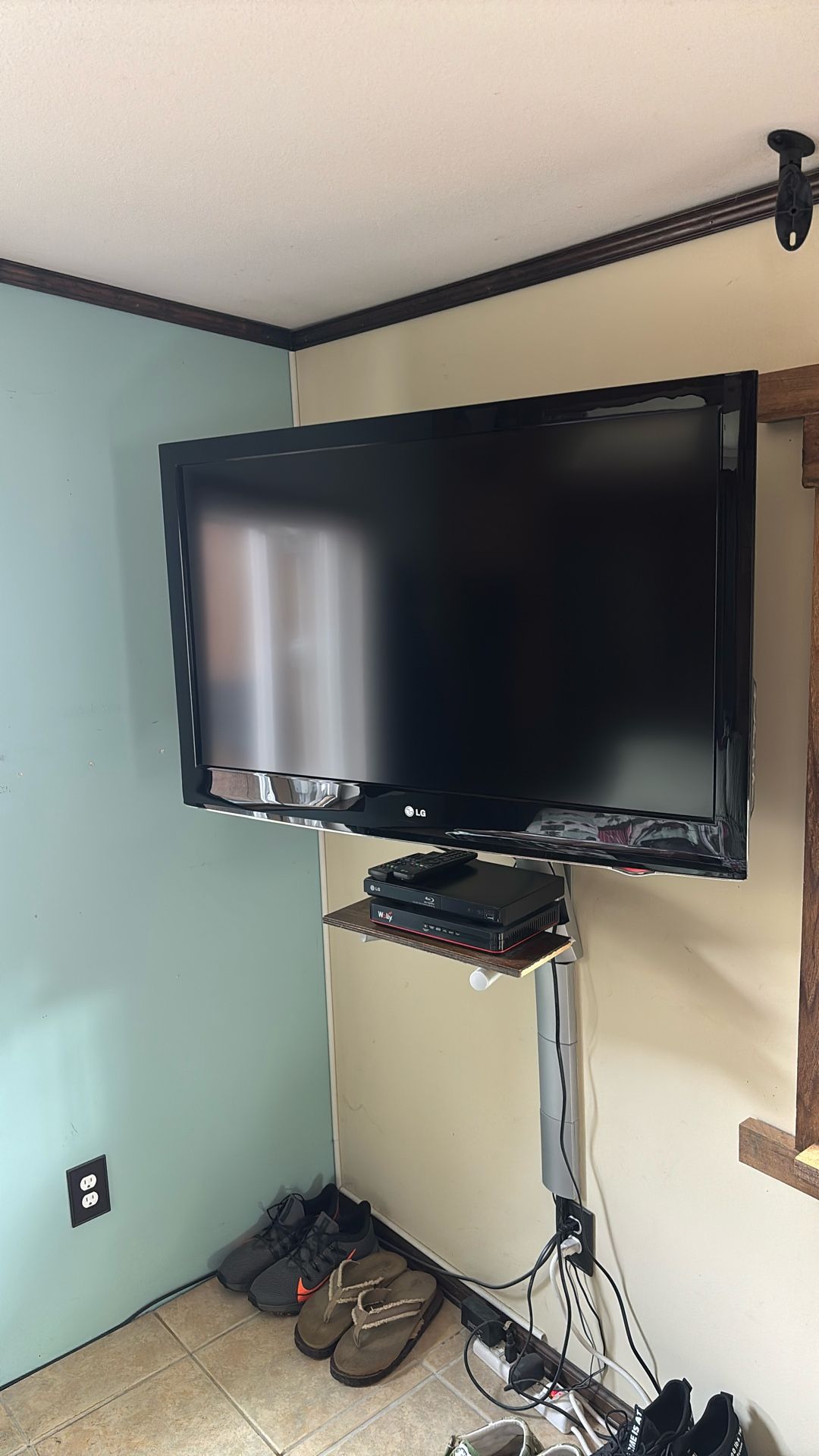 2 Flat Screen TVs/ One LG/ One Vizio