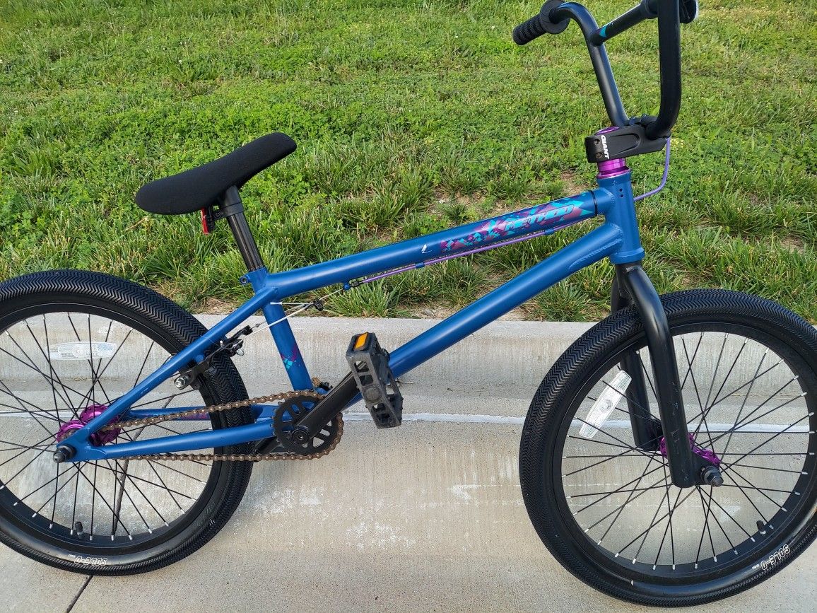 Giant Method BMX 20" tires bike is in very Nice Cond