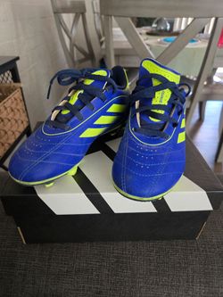 Soccer shoes