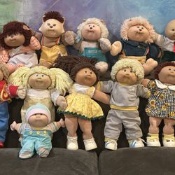 22 Cabbage Patch Dolls 
