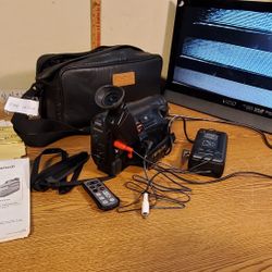 Hitachi VM-E110E 8mm Video Camera Recorder Package.  Tested.  Working 