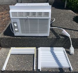 Midea 5,000 BTU Window Air Conditioner – Excellent Condition