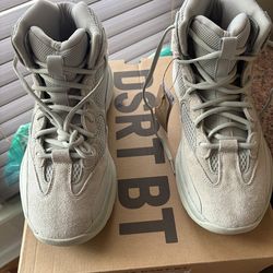 Yeezy boots men9.5 read bellow