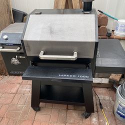 Pit boss Laredo 1000 Platinum Wi-Fi Pellet Smoker!