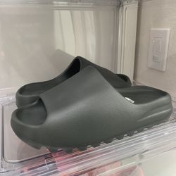 Yeezy Slides Size 9