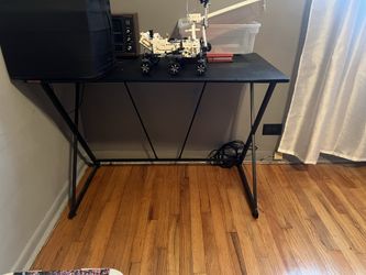 Desk in good condition, wanted something bigger.