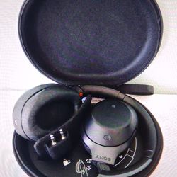 Sony active noise canceling wireless headphones with case Bluetooth over ear MDR 1000x