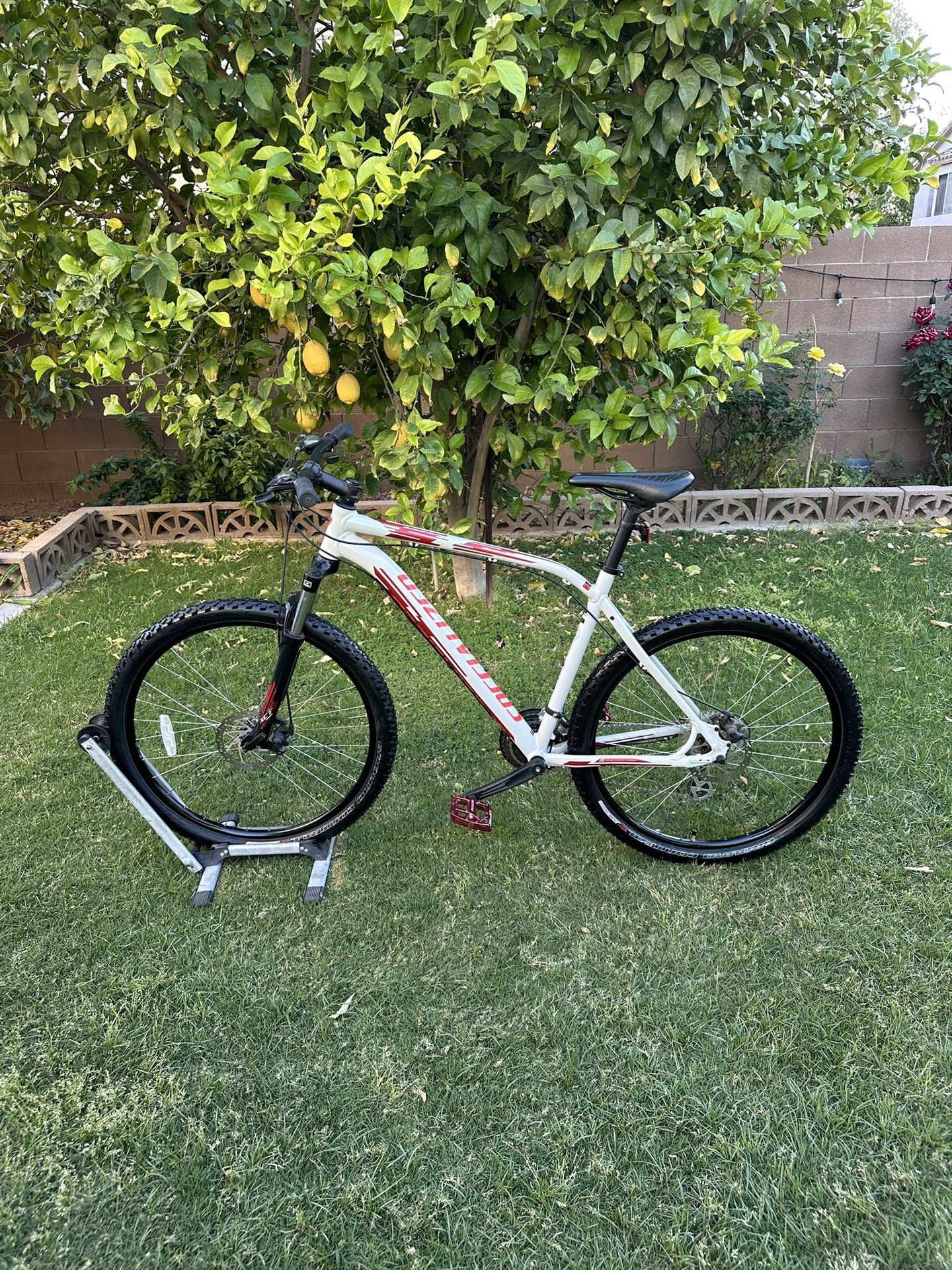 SPECIALIZED PITCH 27.5 INCH MOUNTAIN BIKE, 8X3 SPEED, XL ALUMINUM FRAME, LIKE BRAND NEW
