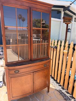 Vintage Solid Genuine Mahogany China Cabinet / Curio Cabinet – Excellent Condition