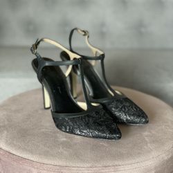 Beautiful Like New Black Pumps w/lace Details. MUST SELL! 
