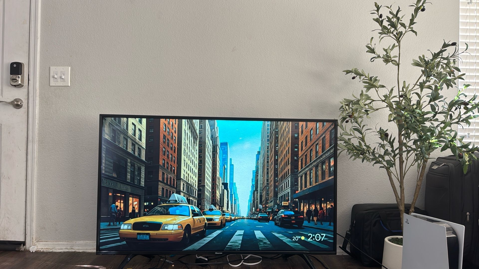 Hisense TV 60 inches for sale