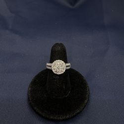 10KWG Round Brilliant Diamond Cluster Ring 