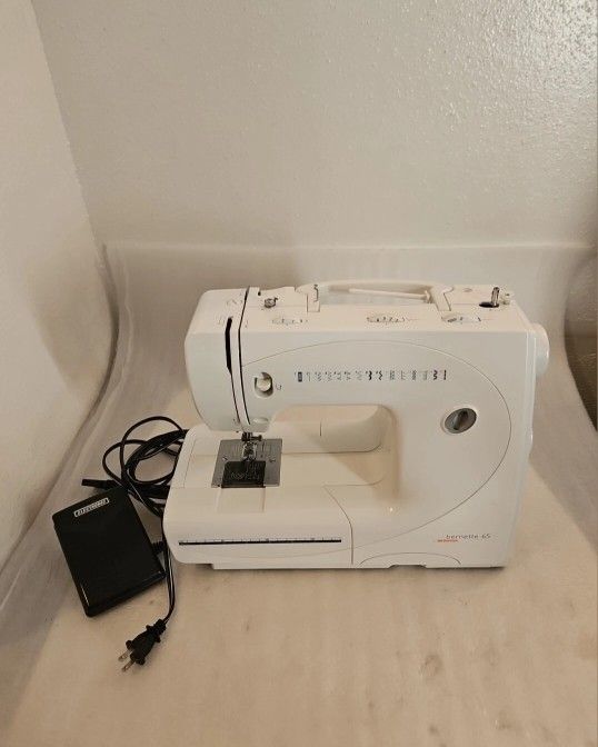 Bernina Bernette 65 Sewing Machine + Foot Pedal & Cover