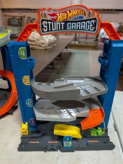Hot Wheels Stunt Garage Playset Multi Level Track Ramp Launcher Toy Set