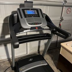 (Free delivery) Nordictrack has 12incline 12speeds everything works perfect and perfect conditions like new