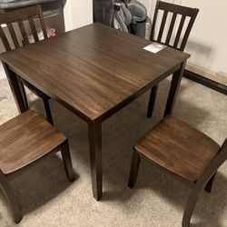 Dinning Table With 4 Chairs (NEW)