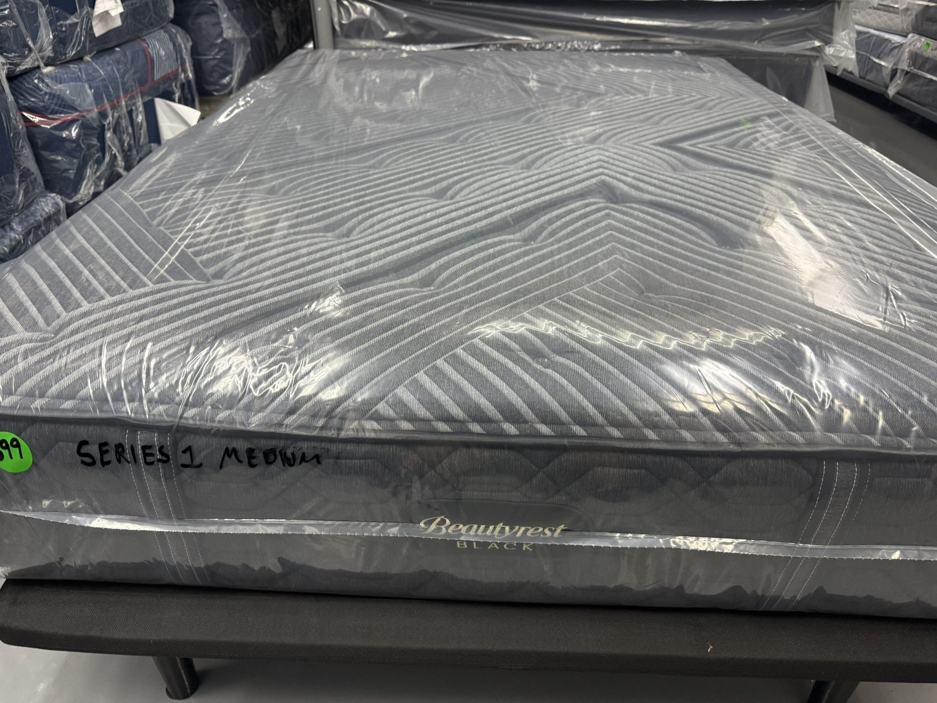 QUEEN SIZE SIMMONS BEAUTYREST BLACK SERIES 1 (MEDIUM) MATTRESS & BOX SPRING BED SET