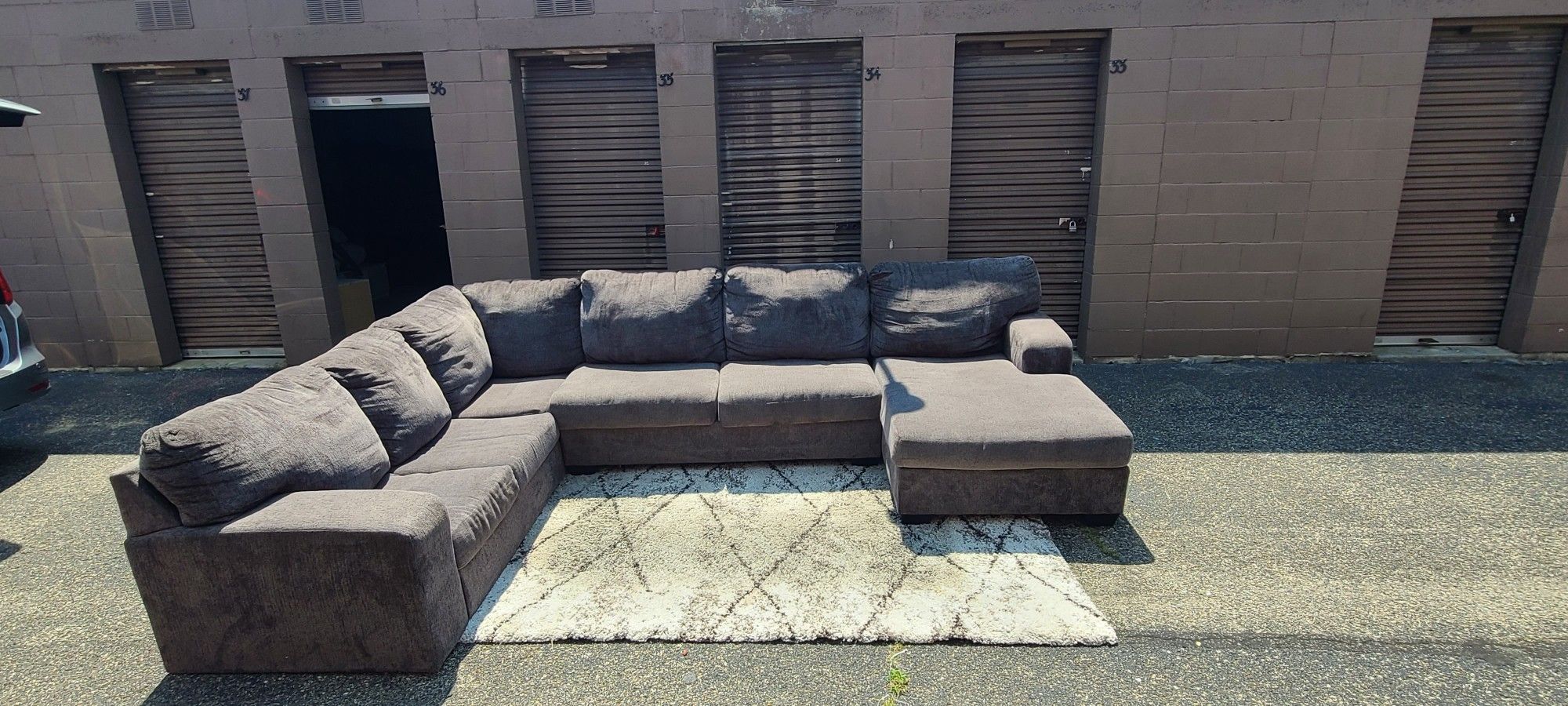 !!!Ballinasloe 3-piece Sectional with Chaise (Retail $1600 ) For Pickup Or Delivery-Please Read Description !!!
