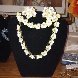 Vintage Daisy Celluloid Plastic Necklace Bracelet Earring Set
