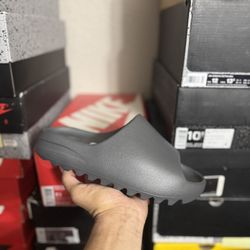 DS Adidas Yeezy Granite Slide size 6 (Tried On)