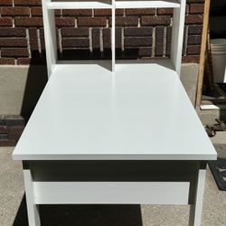South Shore White Wood Desk/Beruea