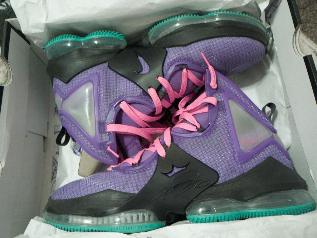 LeBron XIX Sneakers ( Size 12)