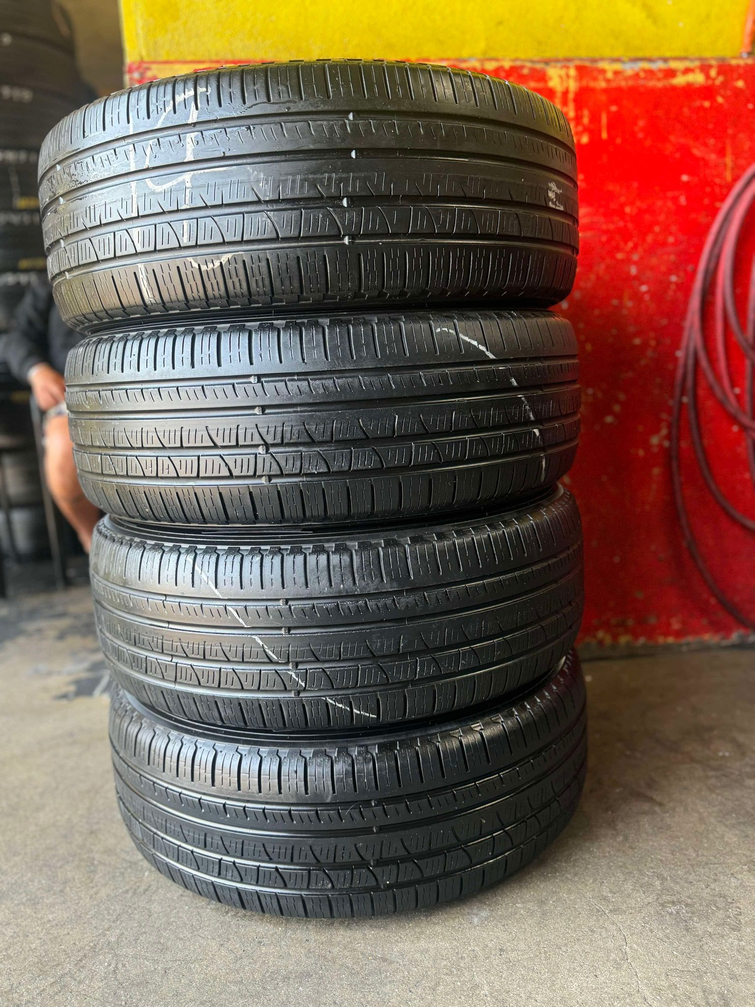 235/60/18. PIRELLI 