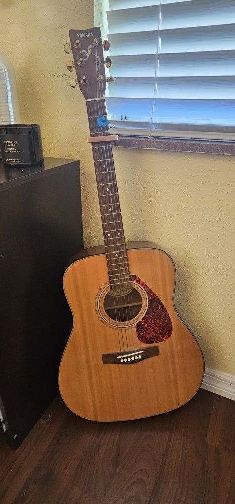 Yamaha Acoustic Guitar