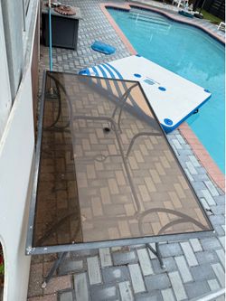 🚨 FREE PATIO TABLE – GARAGE SALE TODAY ONLY! PICK UP BY 1 PM! 🚨