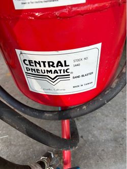 Central pneumatic sand blaster