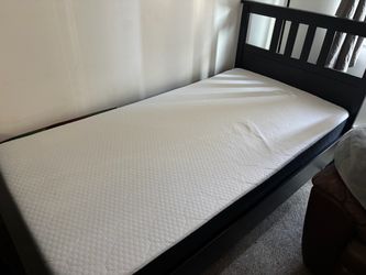 Twin bed + frame