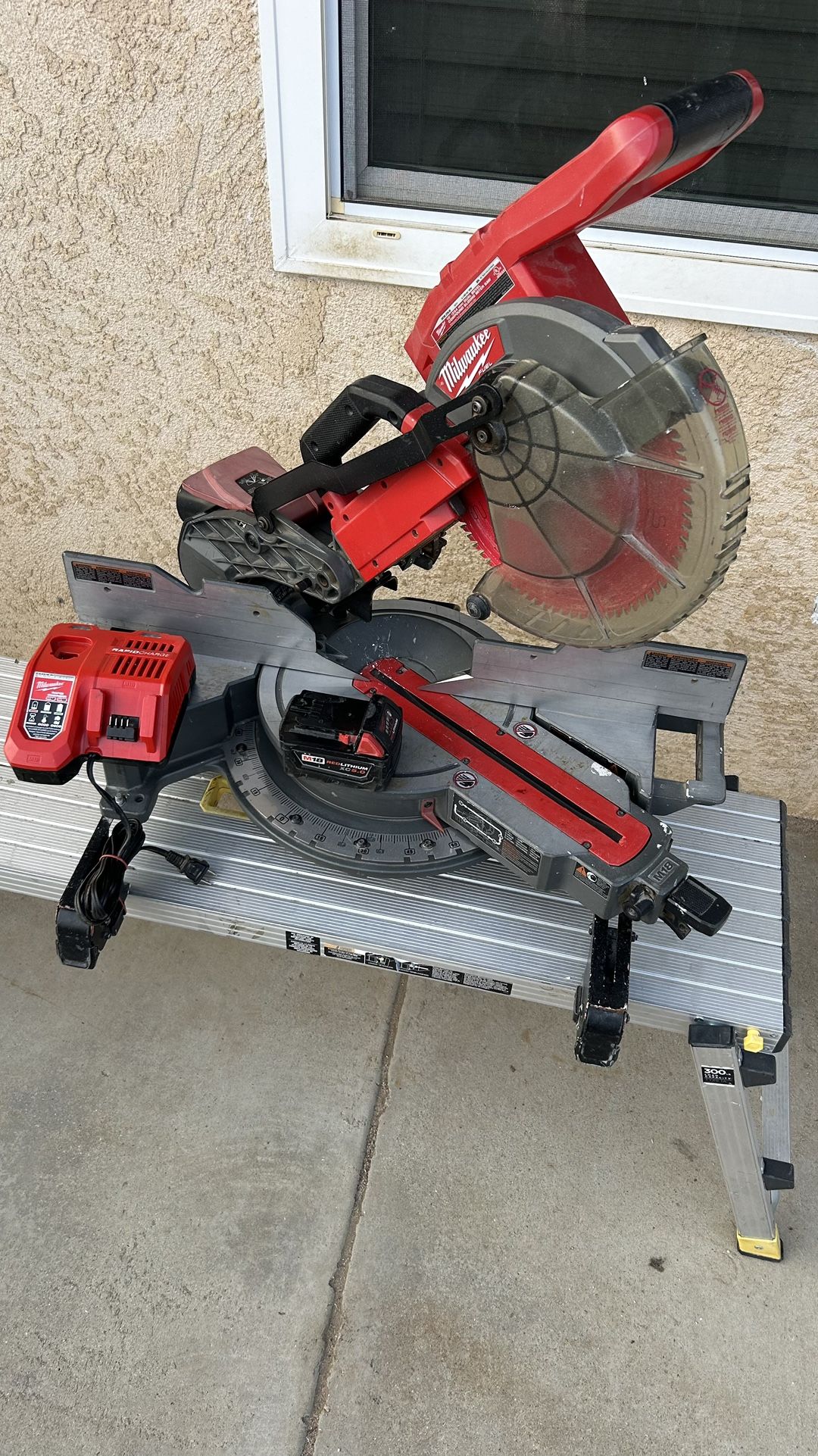 Milwaukee 10 Inch Cordless Brushless Dual Vebel Compound Mitter Saw 