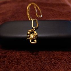 Unbranded chain and pendant