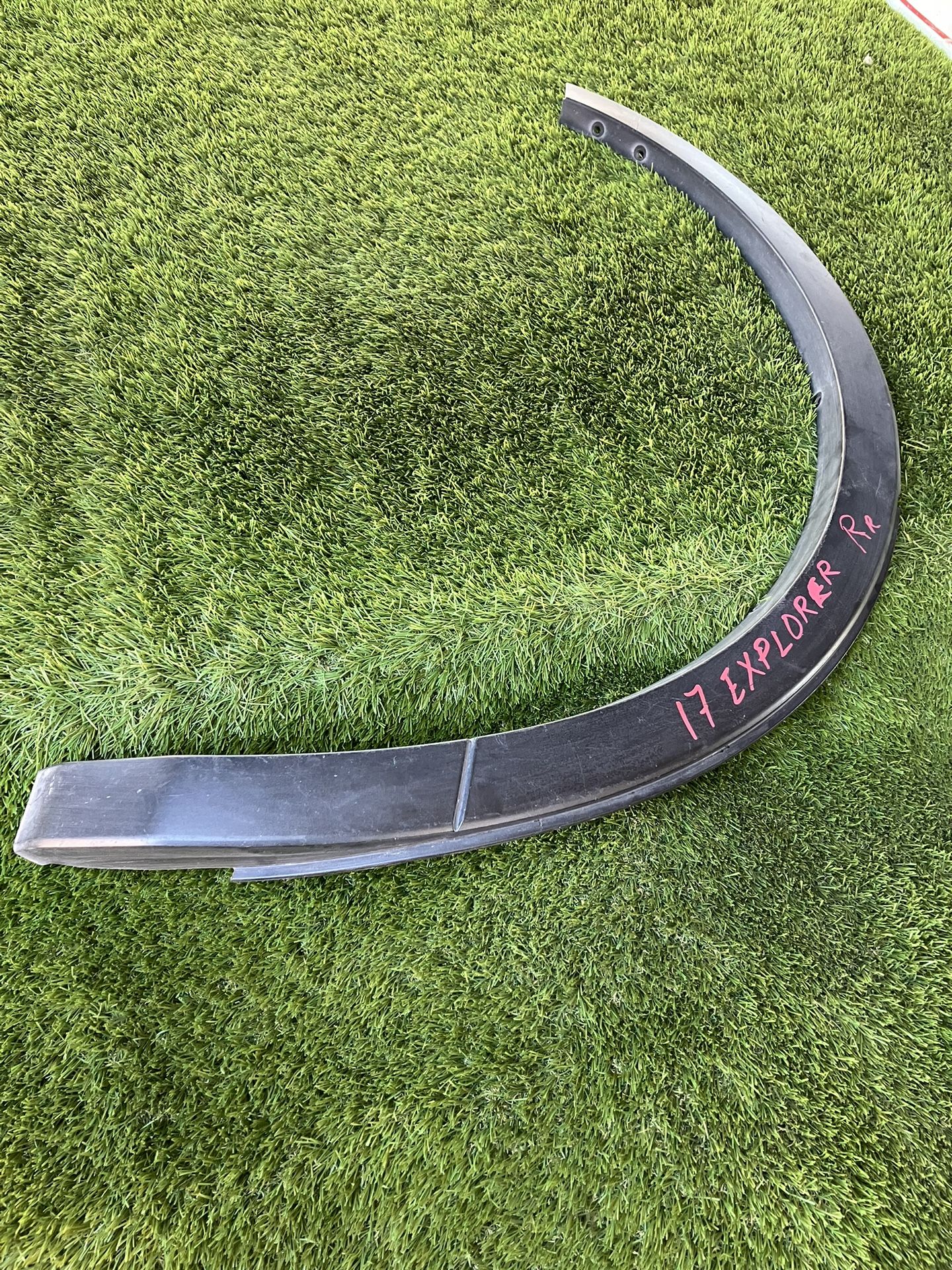 2017 Ford Explorer right Rear Wheel Arch Trim Texture