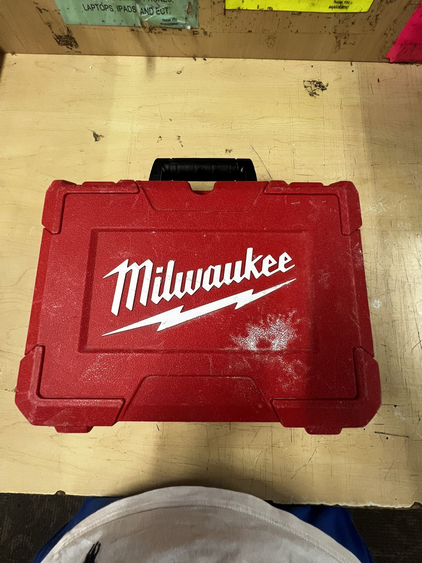 MILWAUKEE  100 ft. REDLITHIUM Lithium-Ion CROSS LINE LASER LEVEL W/ CHARGER  SELLING FOR $169‼️