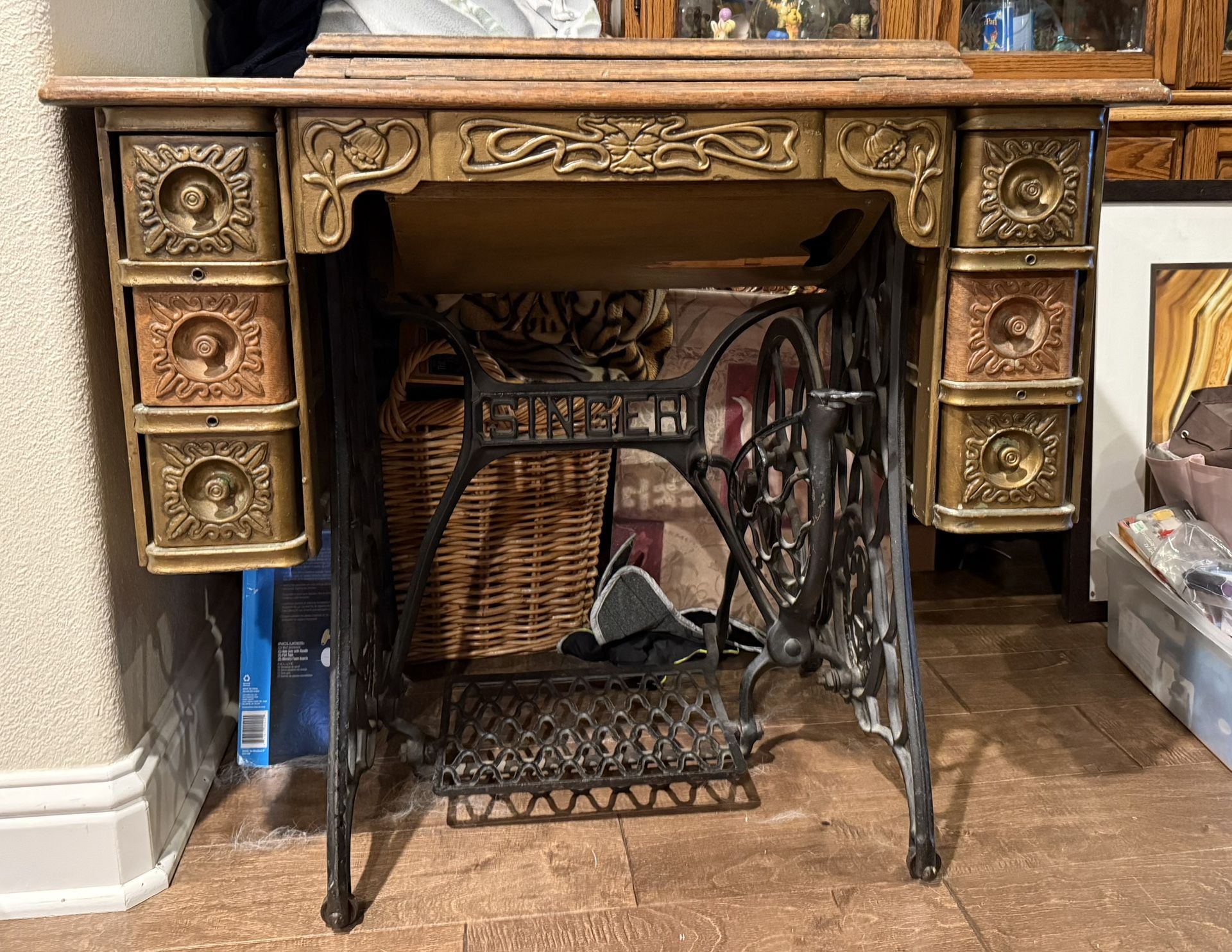 Singer, Sewing Machine Antique Cabinet