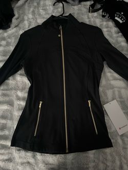 Black and gold zipper lulu