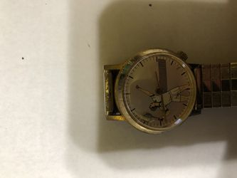 Tennis watch with moving racket