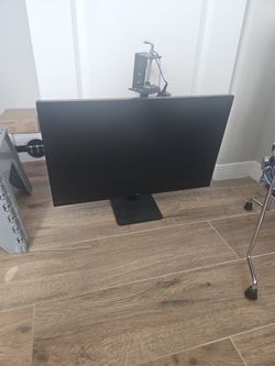 Computer Monitor 27" + Desk Stand / Near Eastlake And Rojas