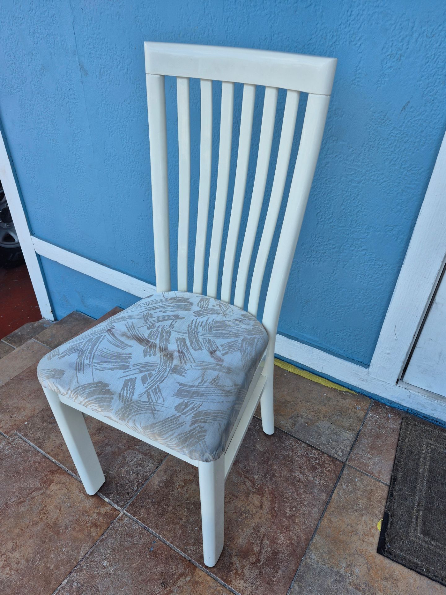 4 Sillas de Comedor Muy Cómodas / 4 Comfortable Dining Chairs – $20