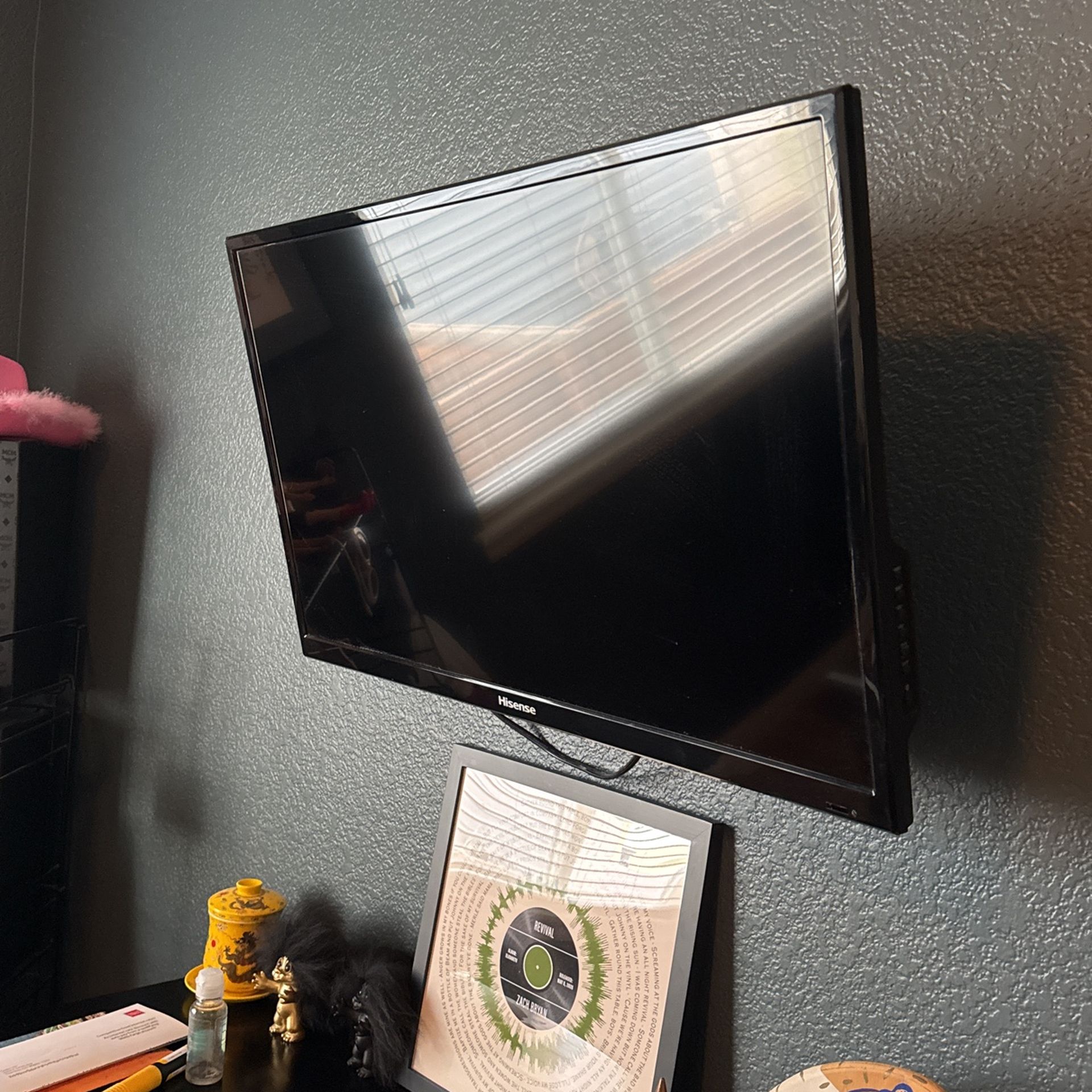 Hisense TV $50! 30” 