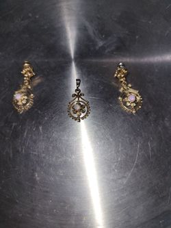 Antque 18K beautifully preserved Victorian-revival matching suite consisting of a pendant and two dangle earrings, each featuring an ornate openwork f
