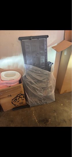 Free clothing rack with shelves