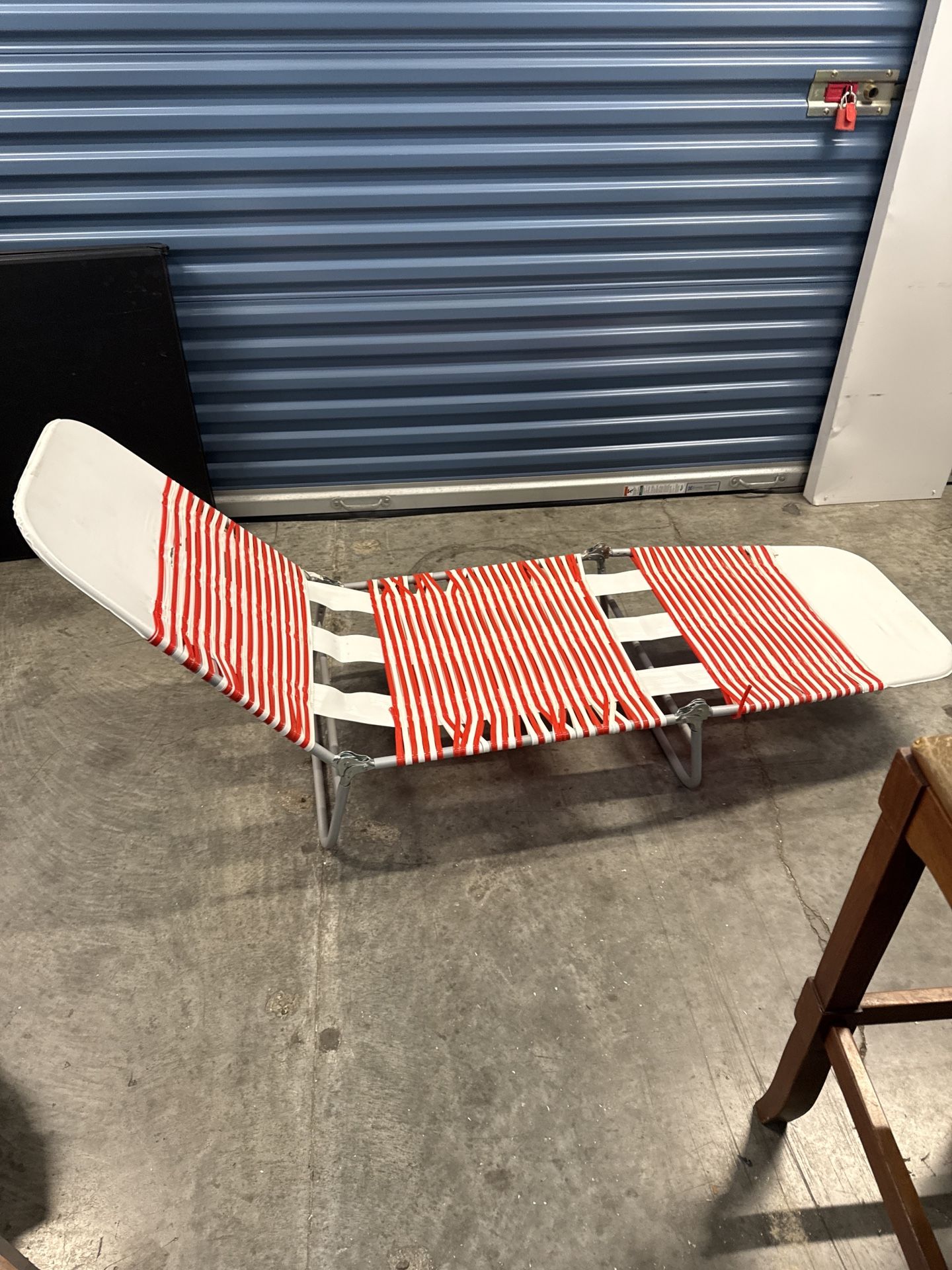 Vintage Folding Chaise Lounge – Red & White Striped Aluminum Beach Chair 