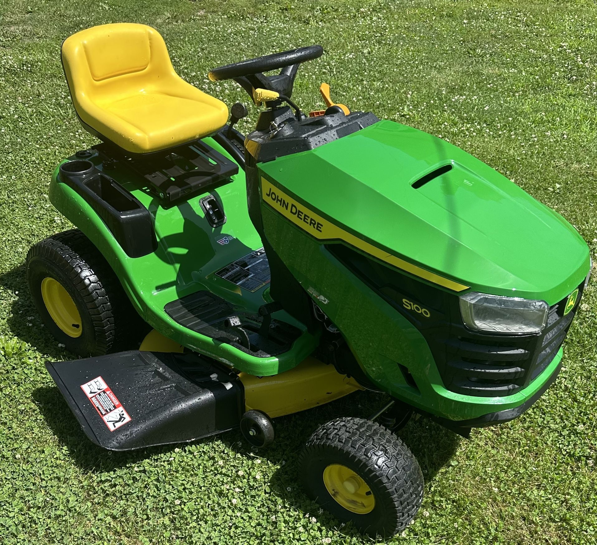 John Deere S100 Riding Lawn Mower