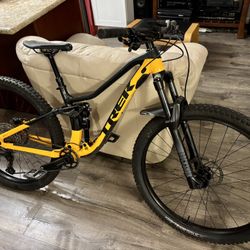 2022 TREK FUEL EX5 (S) MTB with Upgraded 29” Wheels & Tubeless Tires