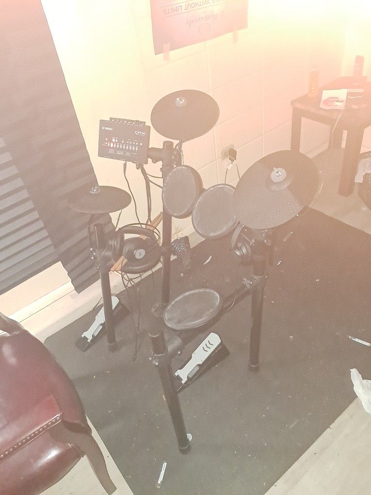 Yamaha Electric Drum Set