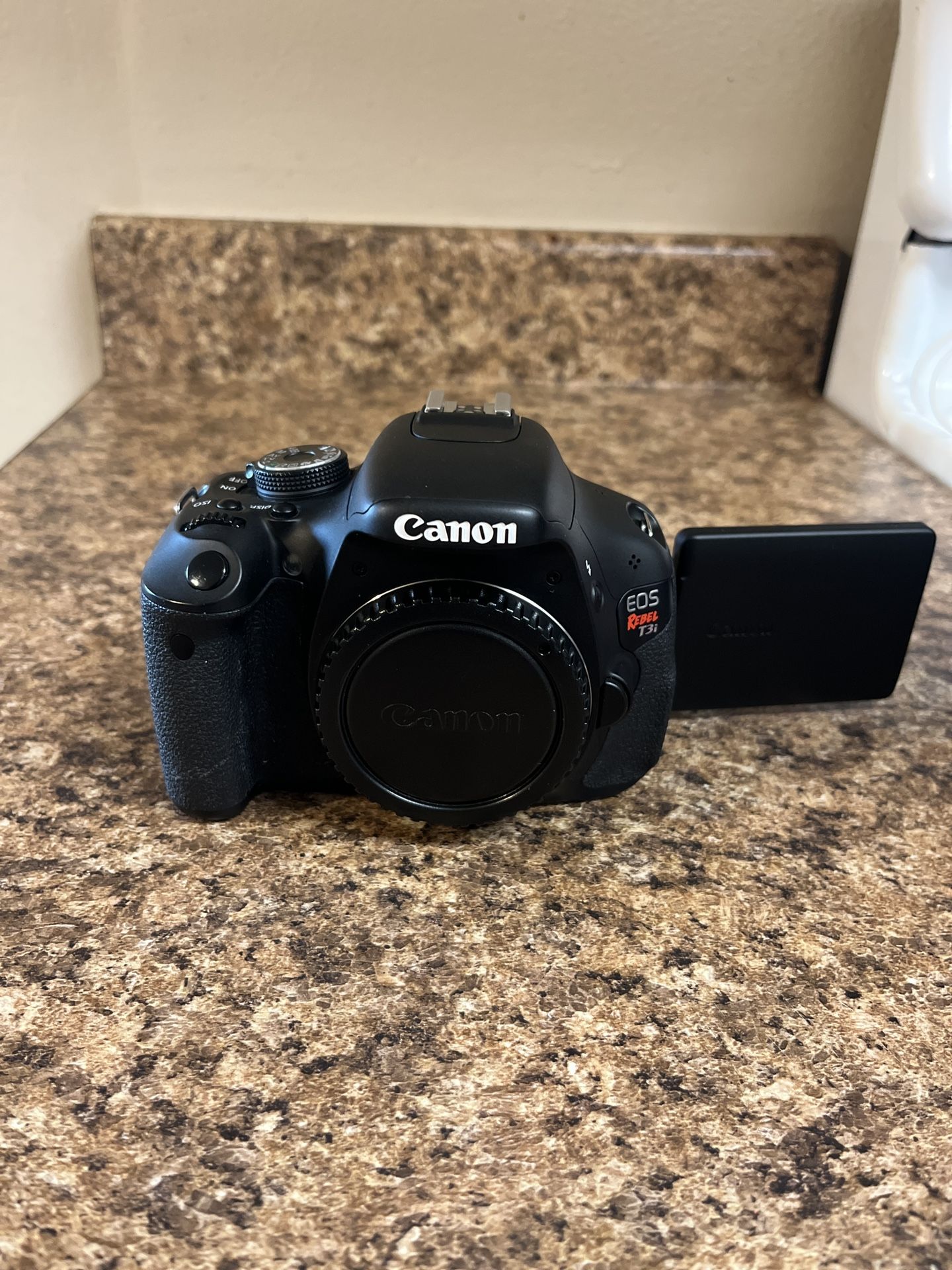 Canon EOS Rebel T3i w/ EF-S 18-55mm STM Lens